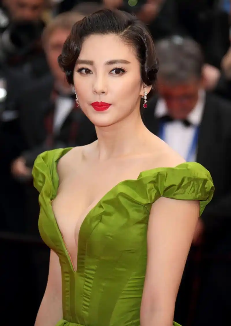 张雨绮戛纳红毯生图[威武][威武][威武] 追她的排到fa国