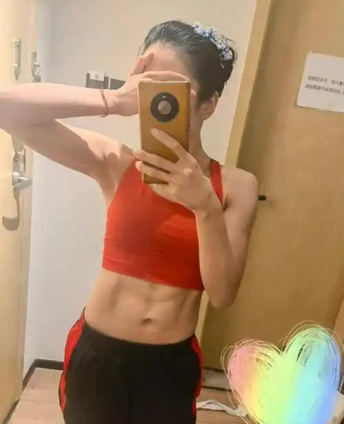 中国花滑女神晒腹肌照男士自卑了北京冬奥会花滑夺金唯一希望