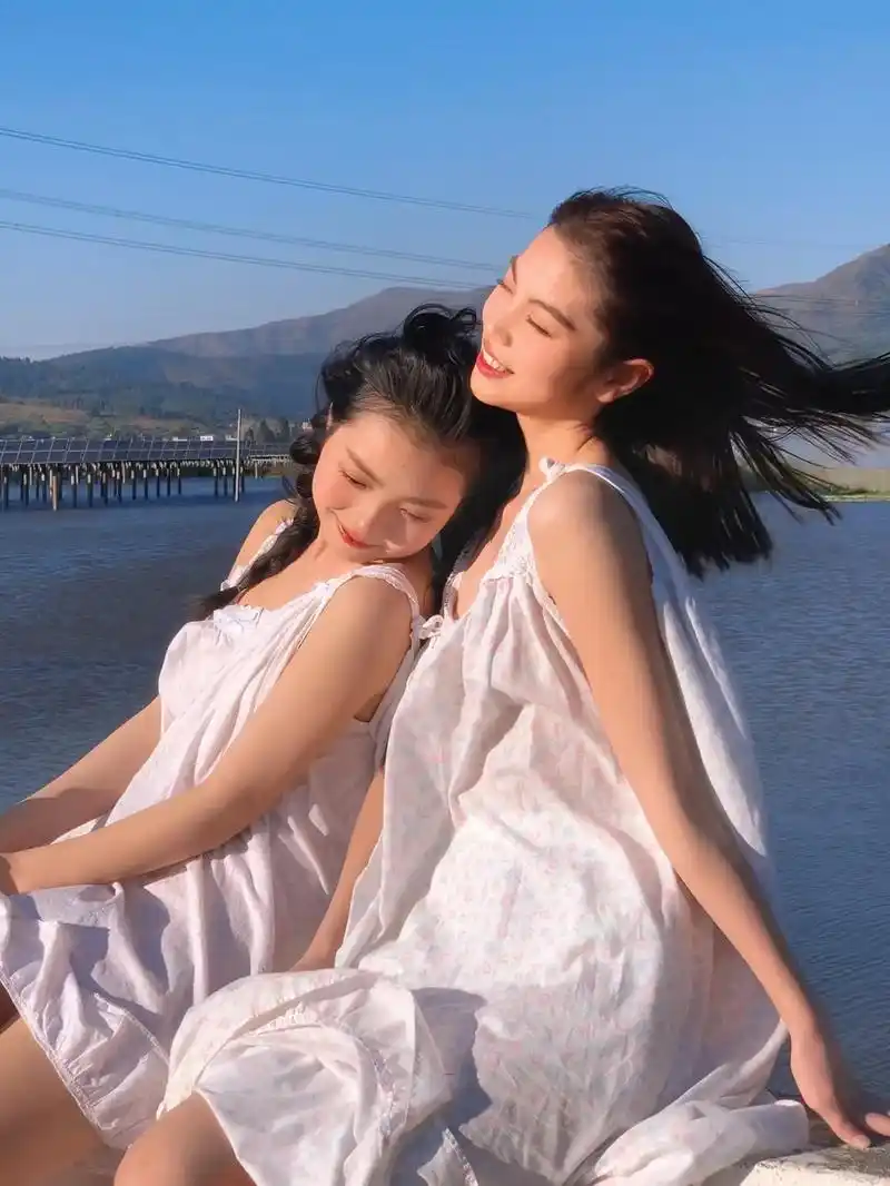 好姐妹就要一起开怀大笑呀～#摄影 #写真 #闺蜜 #群青 - 抖音