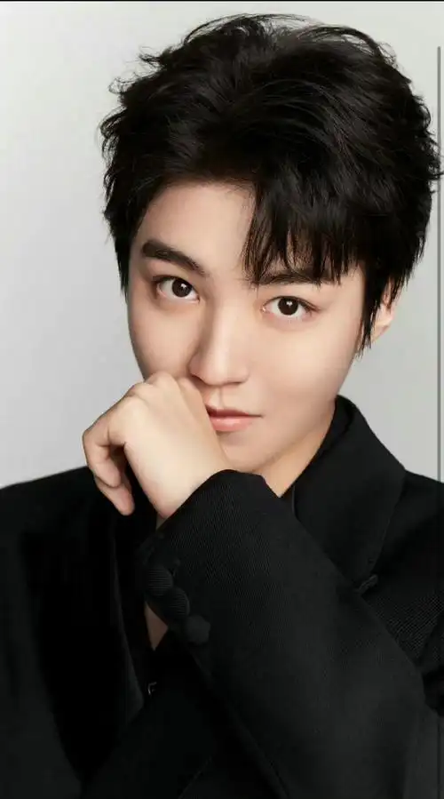 明星的绝美怼脸拍#王俊凯的怼脸拍太心动了97眼睛深邃迷人 五官