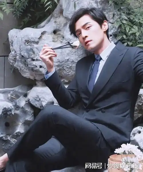 胡歌时隔7年再现身央视春晚彩排西装革履打扮认真背影很绅士