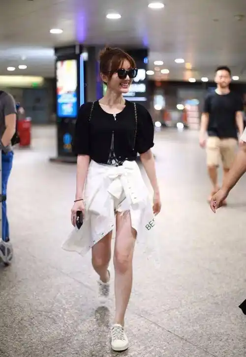 原创毛晓彤化着精致妆容现身机场也就上半身能看个子太矮了