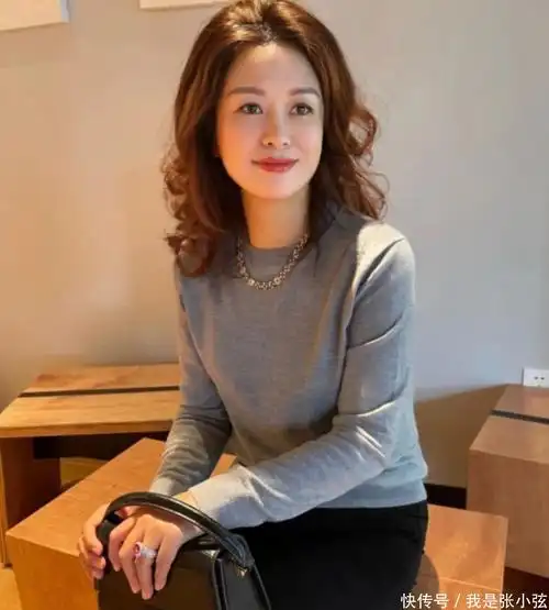 一,要保证头顶足够蓬松立挺>>中年女人烫发记住这"3要"中年女人烫卷发