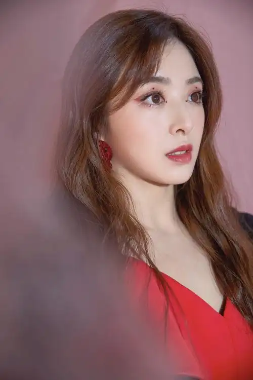 简介:张含韵国风性感美艳写真图片,分享一组张含韵图片给大家,图中的