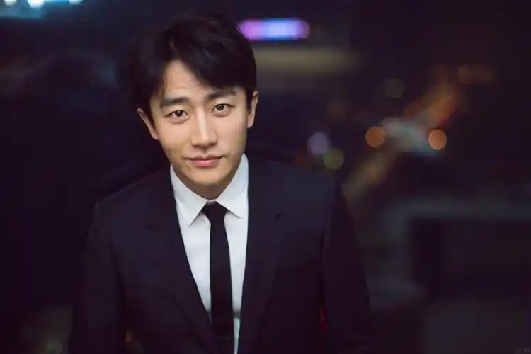 黄轩单方面宣布和辱华品牌解约已删光相关内容或面临赔偿