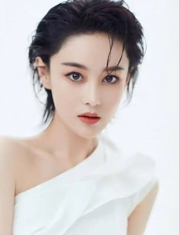 张馨予晒湿发写真自诩温柔女人,烟熏妆配斜肩裙又美又时尚_长发_照片