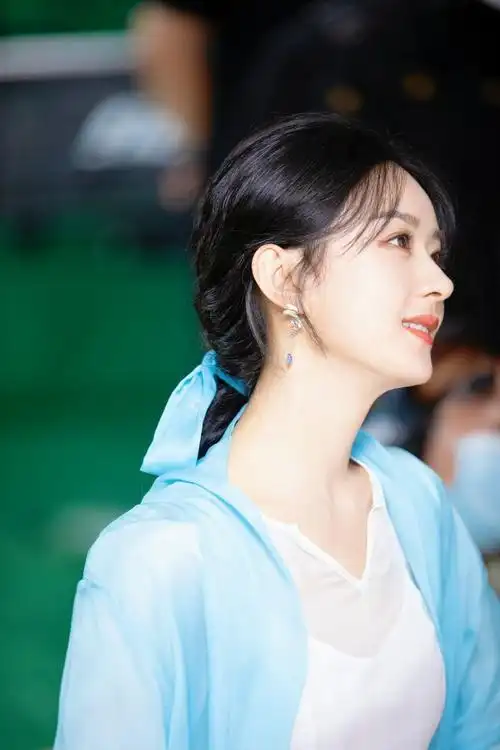 组图赵丽颖着白色纱裙温婉优雅长发披肩侧颜精致浅笑嫣然