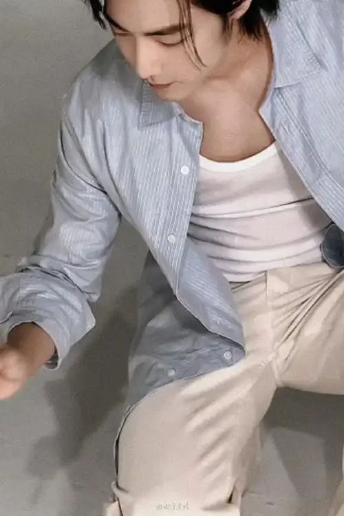 肖战超话今夜的晚安必须献上九宫格最性感的肌肉线条倒三角腰身是肖战