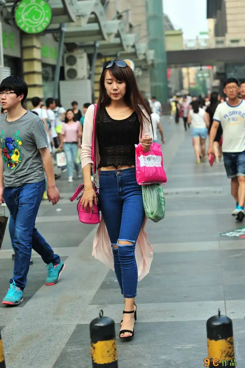 街拍:济南美女都好美,穿着低胸的连衣裙,走在街上成一道风景线