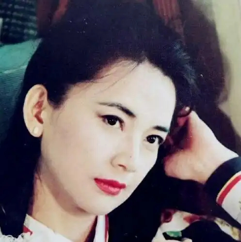 62岁胡慧中曝近照,妆容精致保养好,与青梅竹马三度复合终无缘