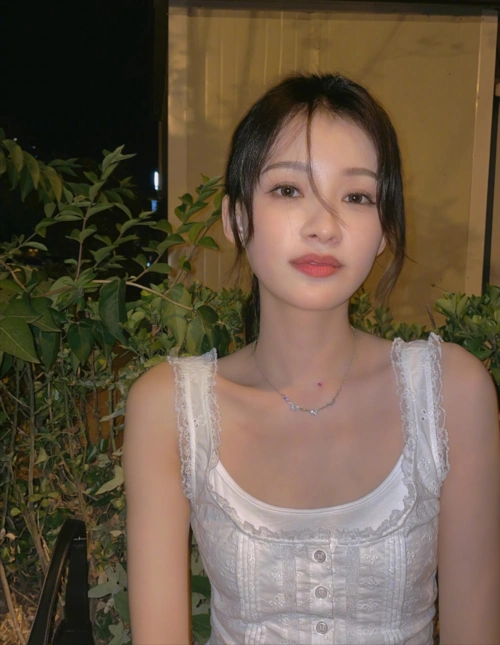 孙怡下班私服解析纯欲风白色蕾丝边吊带搭配牛仔微喇裤