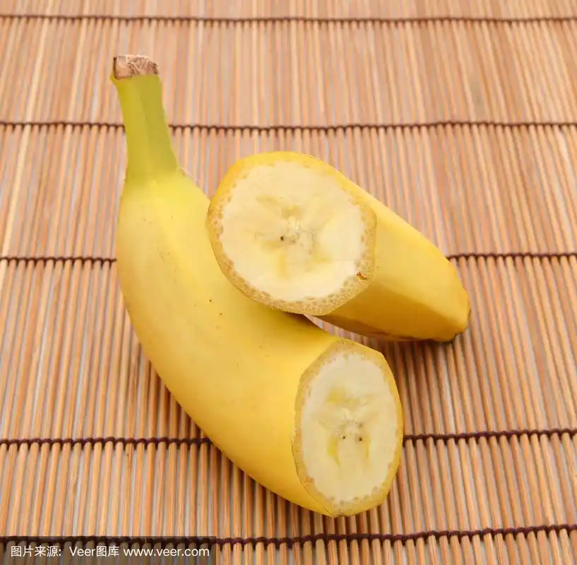 把香蕉切在竹席上