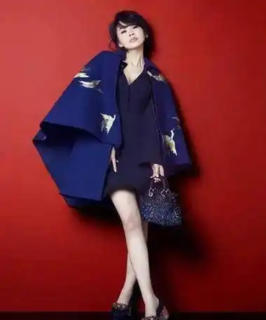 49岁许晴出席活动,一件睡衣长裙惹争议,网友:这是真嫩不是装嫩_透视