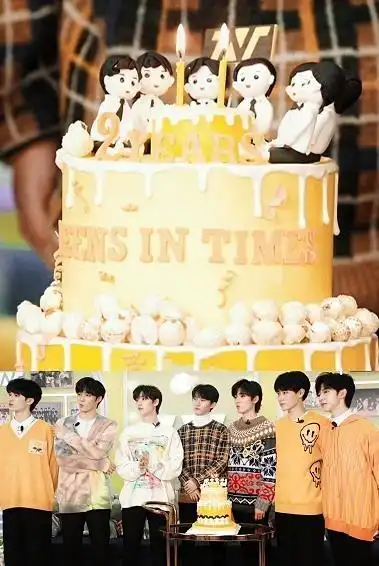 唯一让粉丝觉得激动的是二周年直播当晚的生日蛋糕,不仅有7位少年的