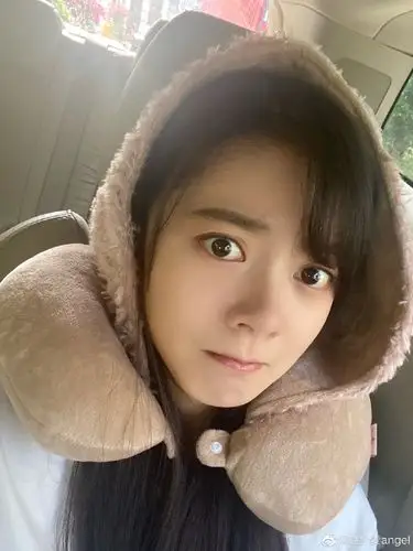 近日,赵今麦微博分享近照,她坐在车内对镜搞怪自拍,皮肤水嫩活力满满.