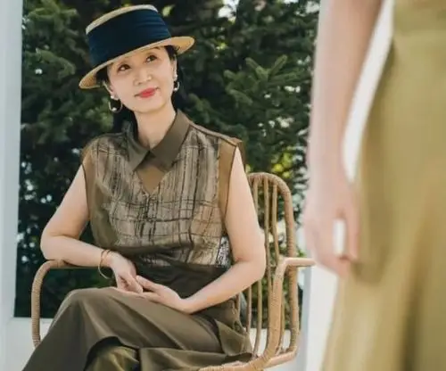 50 女人别穿t恤了,没气质还土,学三木妈妈这样穿