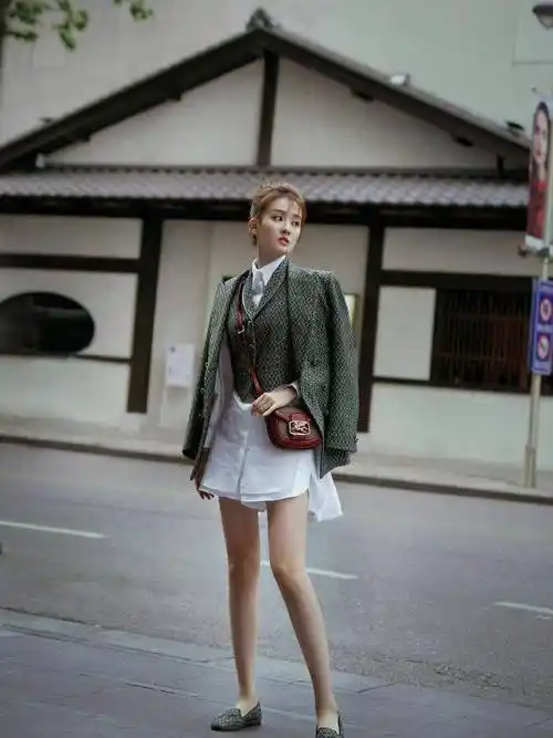 别看穿t恤挺随意,身后大house就她一人住_身材_时尚_少女