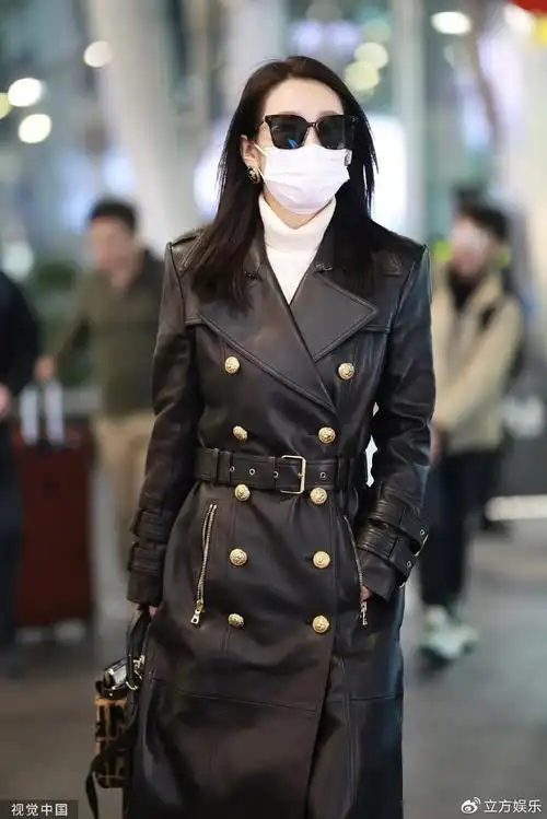 秦海璐穿黑色风衣现身机场 单手拎包展现细嫩腰肢