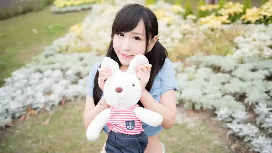 可爱美女卖萌写真高清桌面壁纸