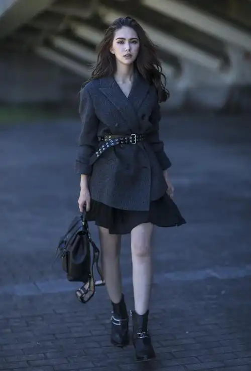 昆凌酷炫的穿搭,简直就是行走的大片,又飒又有范