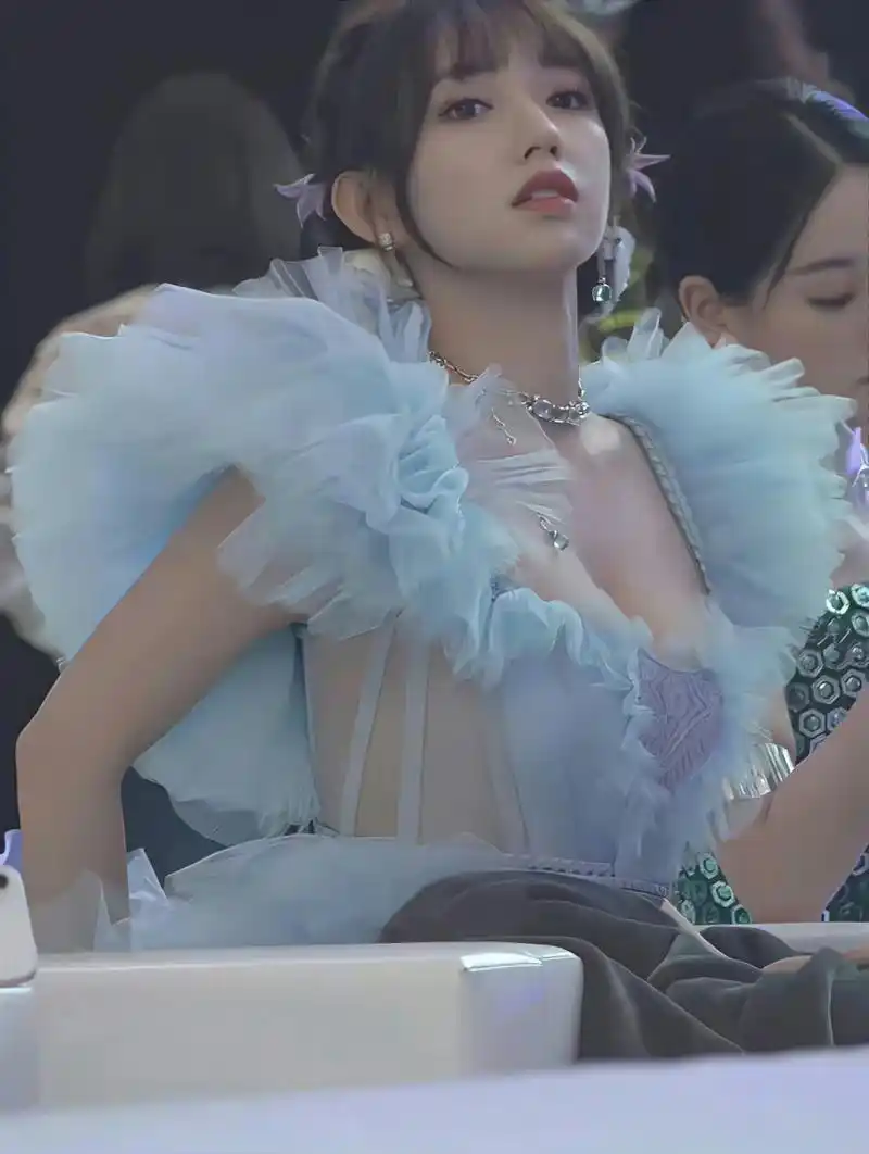 程潇身材也太好了吧!特别是回国之后感觉没之前那样婴儿肥了.好大!