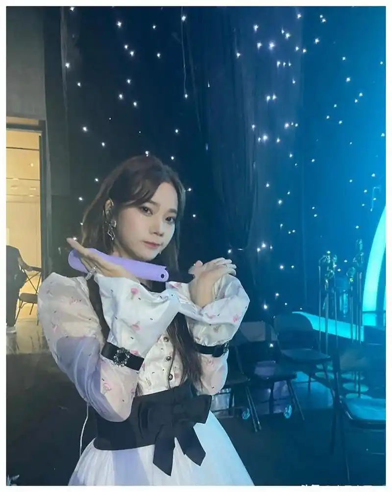 张紫宁白色蓬松裙优雅写真