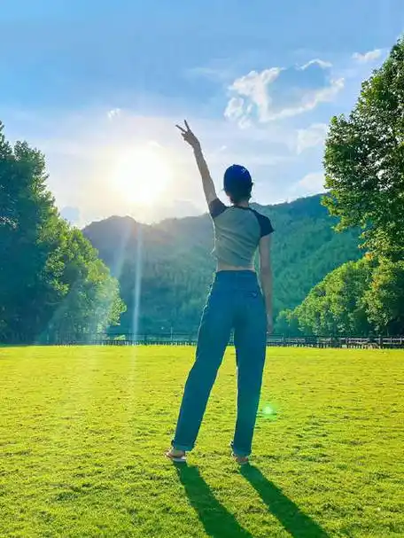 唐嫣背影比耶照