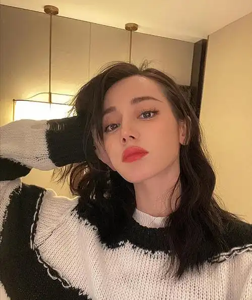 迪丽热巴晒拍立得自拍挑战自拍新角度摇晃在夏日的慵懒阳光