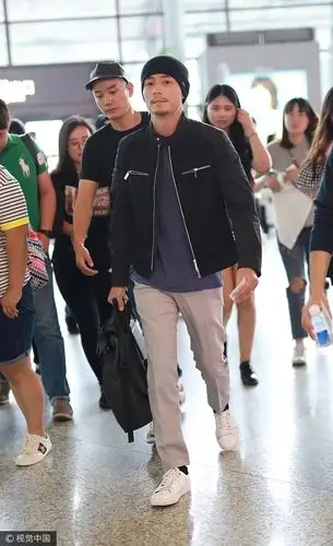 霍建华留了小胡子 教育粉丝不要手机拍照