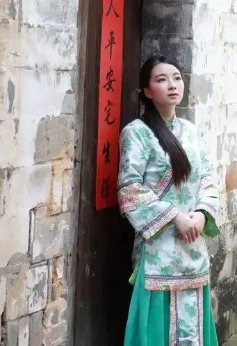 浙南河阳古民居中的村姑