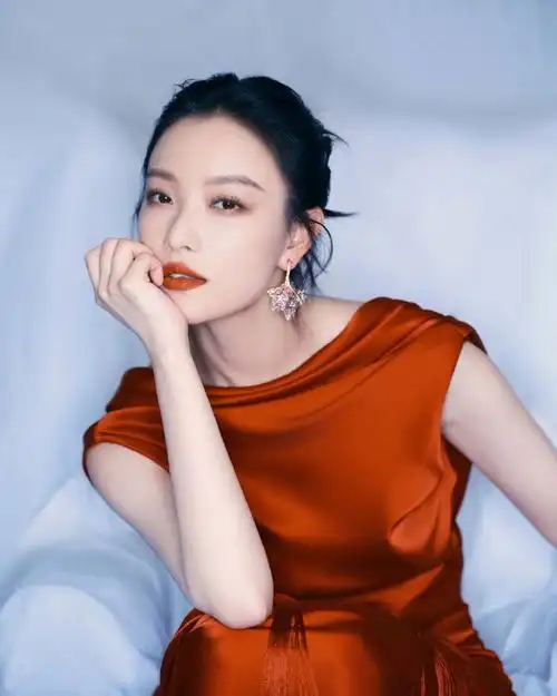 倪妮v今晚电影奇遇夜造型,一身丝缎红裙搭配cindy chao艺术珠宝,荚技