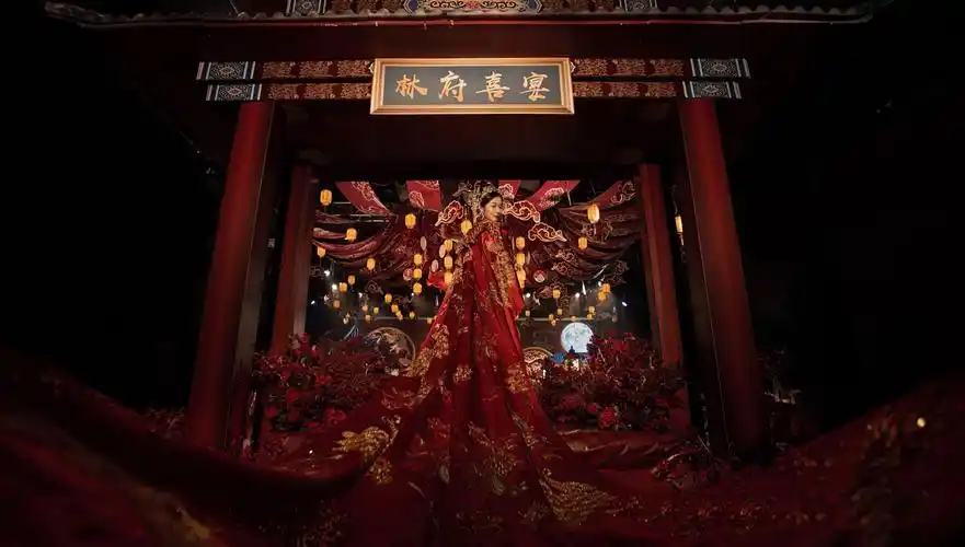 高端大气中式婚礼凤冠霞披