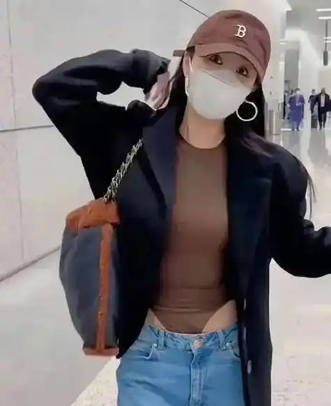 马思纯张哲轩电梯亲吻,身材臃肿发福严重,此前曾被传怀孕