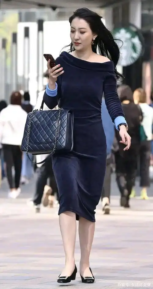 一字带长袖连衣裙,搭配黑色单鞋,凸显女性成熟稳重气质