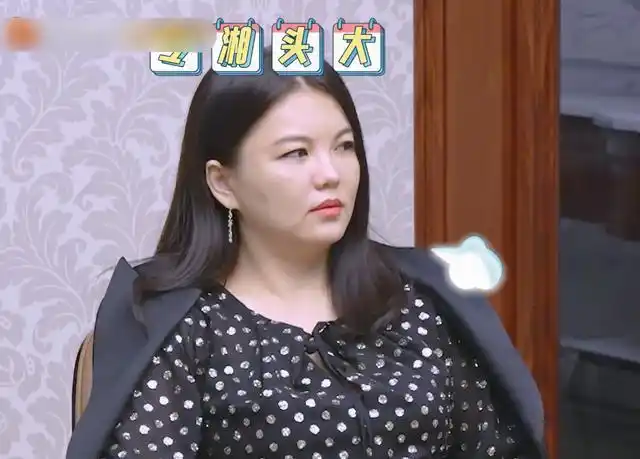 李湘拿来了两盒不同味道的蛋糕,大家都知道甜食本来就容易会令人发胖