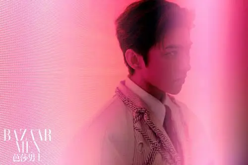 蔡徐坤登《芭莎男士》封面 光影大片未来感十足