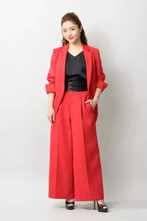 看看石原里美的穿搭技巧,这根本不是餐厅,而是时尚秀场!