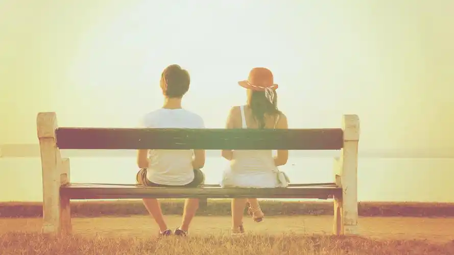 两个人,男孩和女孩,帽子,长凳,夏天,桌面壁纸