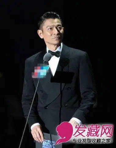 刘德华给exo颁奖 帅气的分头发型尽显绅士风范(3)