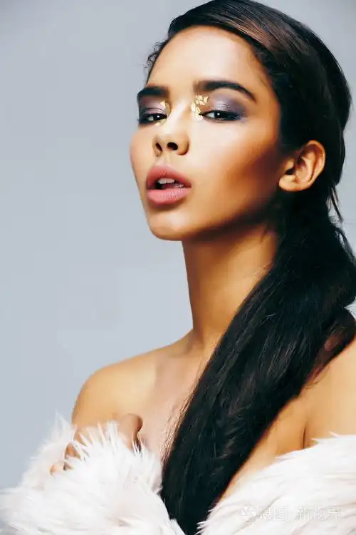 年轻美丽的非洲裔美国人黑白混血儿感性女人与时尚