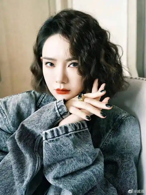 戚薇把短发版的小姨卷驾驭得很有个人特色,而且分分钟拥有高颅顶,在