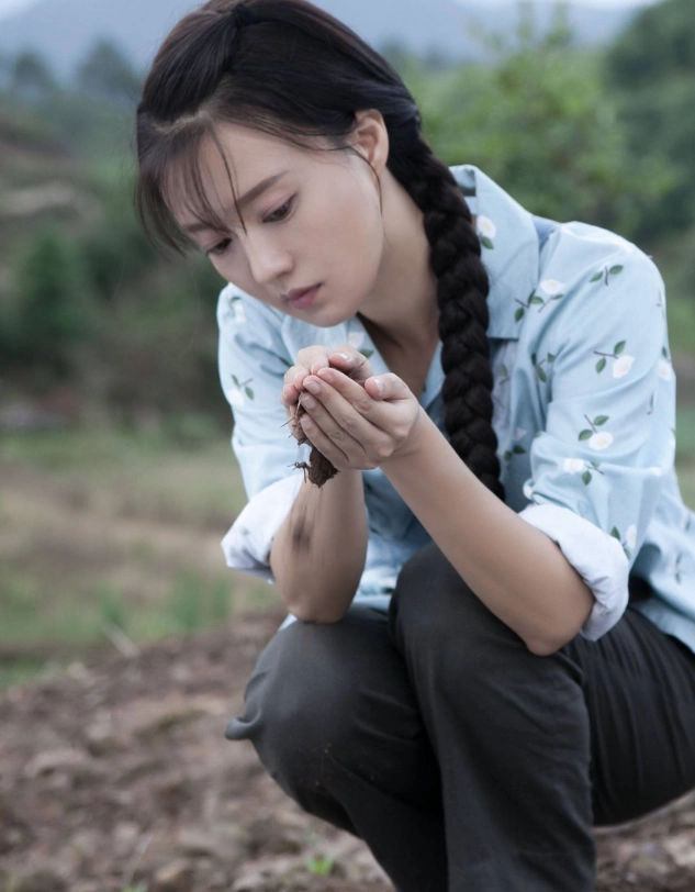 傅晶清雅利落,不失野性柔美