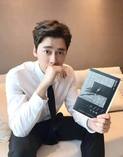 腿长120cm的李易峰,西装造型大盘点!蓝色那身难得一见