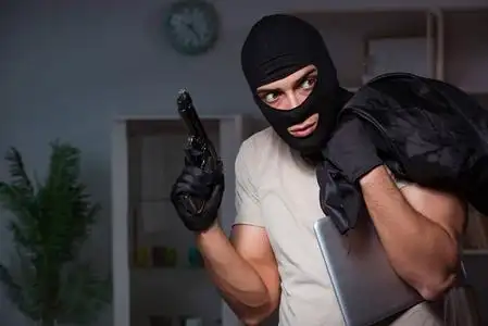 蒙面的小偷逮捕在犯罪现场戴巴拉克拉瓦面具的窃贼在犯罪现场戴巴拉克