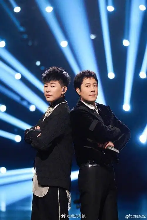 胡彦斌晒蔡国庆表情包以及自己与蔡国庆的合影:还有几天,坚持一下.