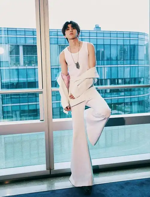 蔡徐坤你真帅身材真好