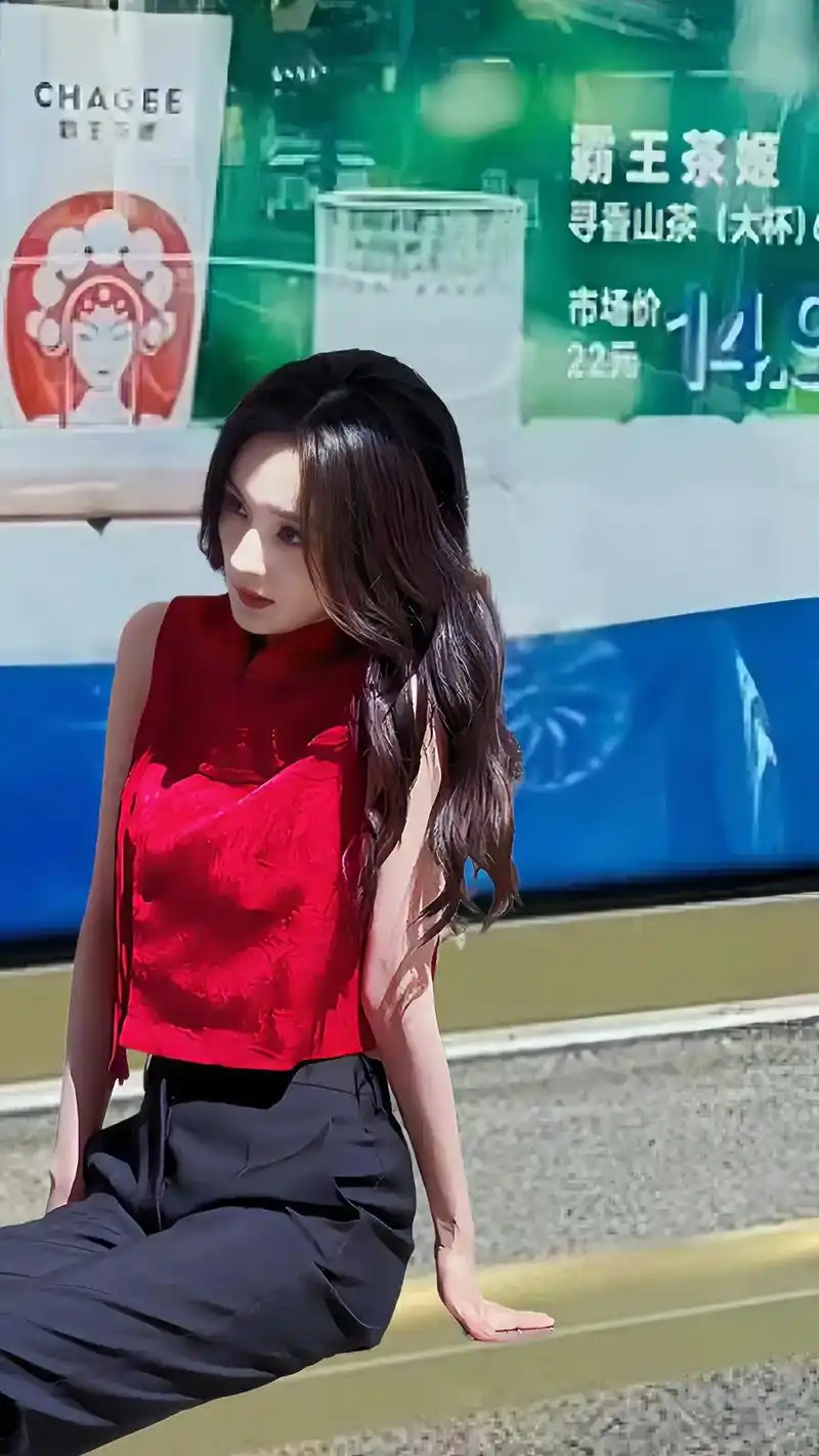 杨幂街拍新中式红色盘扣女醋酸提花背心旗袍.