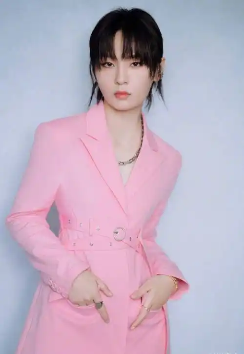 原创周笔畅的造型又酷又想笑淡蓝色西装肩膀上像抗个时尚球好夸张