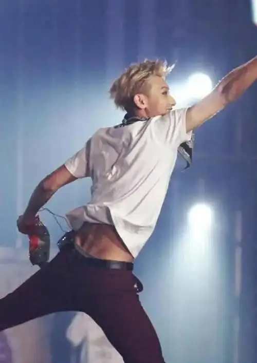 平时看白宇的照片, 没觉得 有什么.  这——也——是——腰?