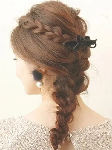 露额头侧编辫子发型 展现大方迷人气质